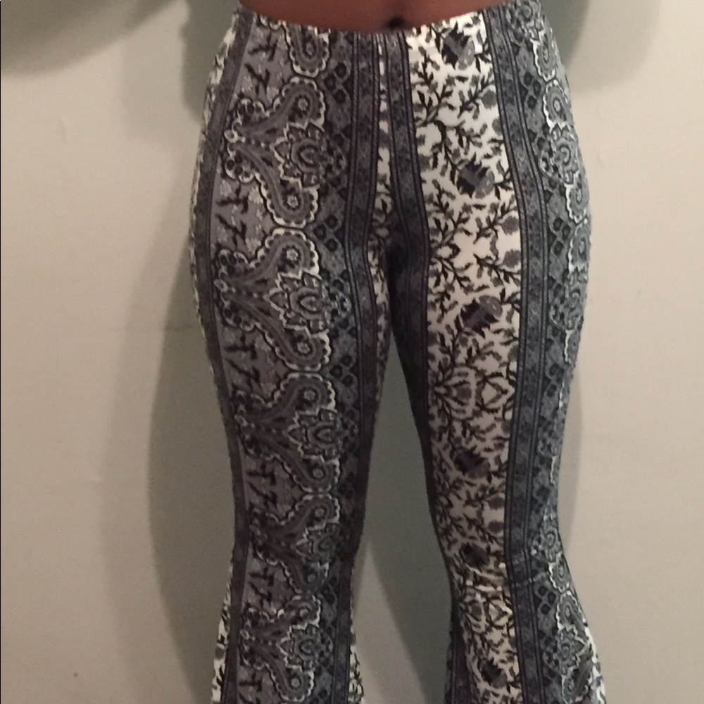 BLACK WHITE AND GRAY PRINT PANTS
